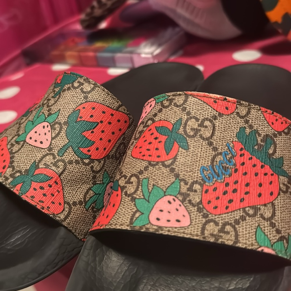 Gucci Black and Multicolor Strawberry Slides - Picture 8 of 8